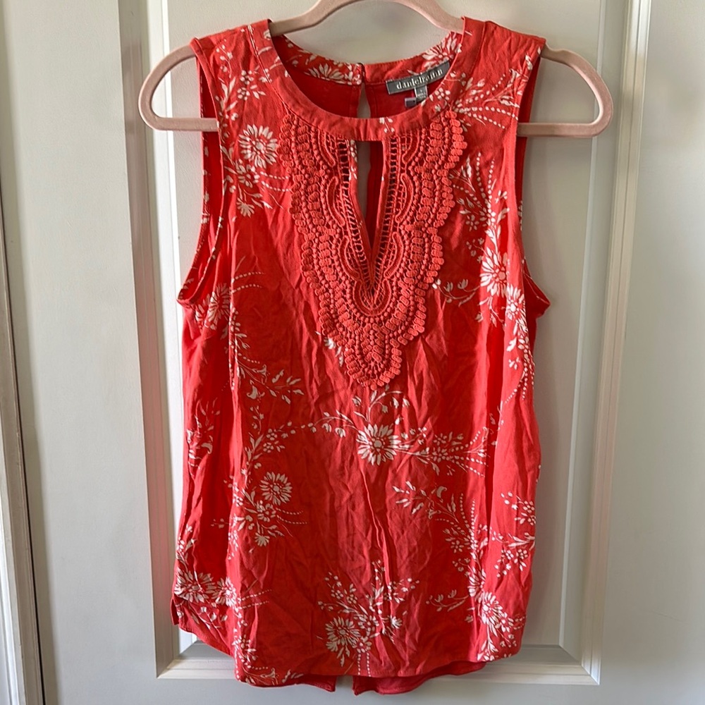 NWT daniel rann Sleeveless Top with Floral Design size small